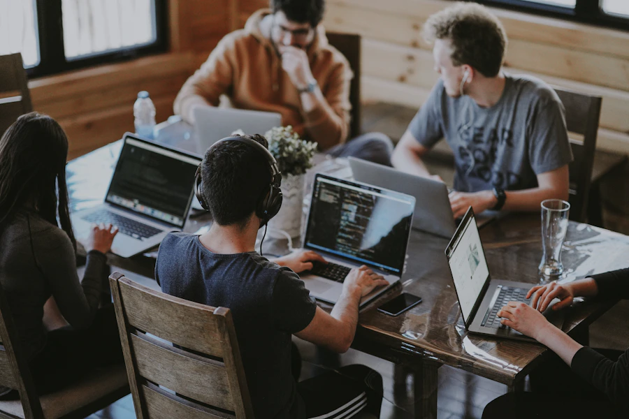 Equipe reunida em torno de uma mesa discutindo um projeto de tecnologia