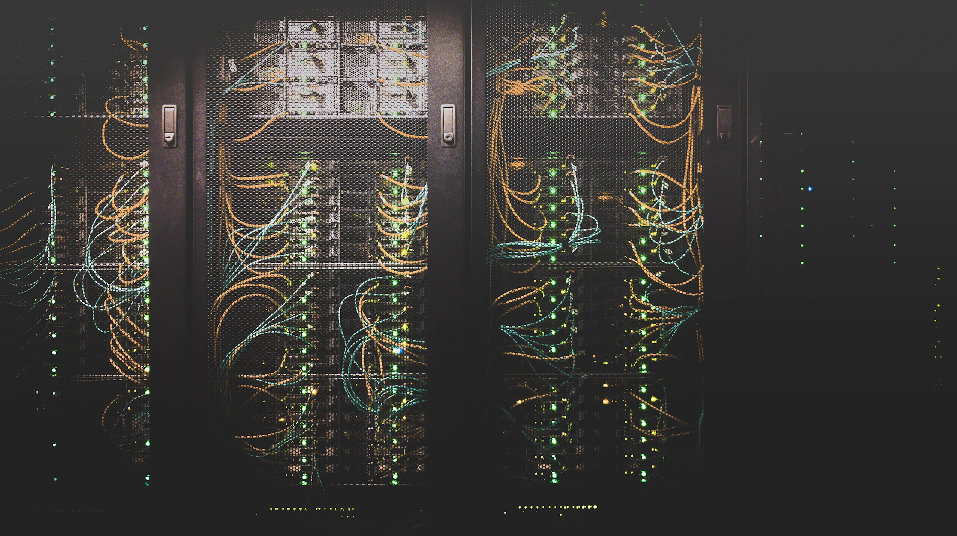 Corredor de um data center com racks de servidores iluminados