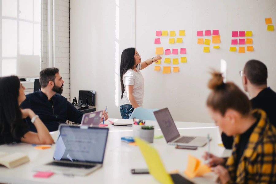 Equipe multidisciplinar analisando gráficos impressos sobre uma mesa